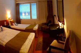 Отель Hotel Jollas89 Хельсинки Стандартный двухместный номер с 2 отдельными кроватями и видом на сад-7